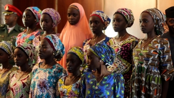 Alcune studentesse di Chibok rilasciate da Boko Haram incontrano il presidente Muhammadu Buhari ad Abuja, Nigeria