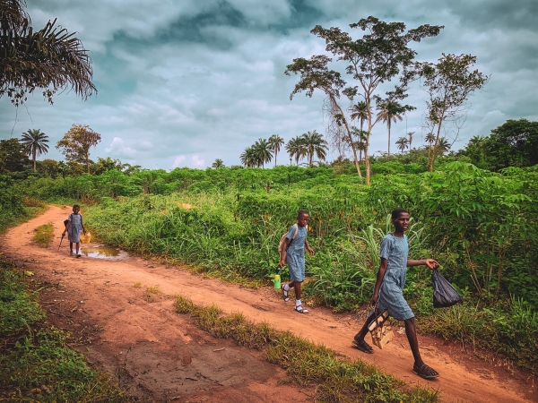 bambini camminano verso la scuola, Nigeria