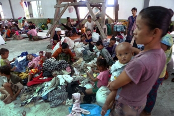 I residenti fuggiti dalle zone di conflitto nello Stato di Karen in un centro di evacuazione in un monastero