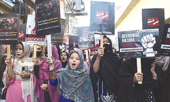 Protesta pacifica anti-talebana composta da donne contro gli attacchi mirati alla comunità Hazara