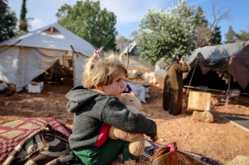 Un bambino in un campo profughi  