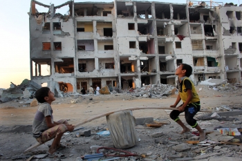 Bambini che giocano tra i resti di Gaza 