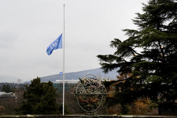 Bandiera delle Nazioni Unite a mezz&#039;asta dopo l&#039;attacco al personale ONU a Kabul, Afghanistan, nel gennaio 2014