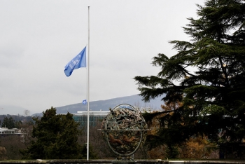 Bandiera delle Nazioni Unite a mezz&#039;asta dopo l&#039;attacco al personale ONU a Kabul, Afghanistan, nel gennaio 2014
