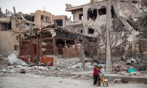 Bambini che giocano tra le rovina di Raqqa
