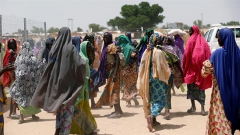 Donne nei campi satellite di Borno aspettano la razione di cibo giornaliera