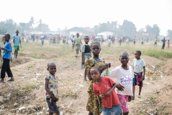 Alcuni bambini giocano su una fossa comune a Nganza, uno dei comuni del capoluogo del Kasai Centrale, Kananga.