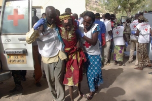 Una donna ferita evacuata dopo l&#039;attacco suicida nel nord del Camerun.
