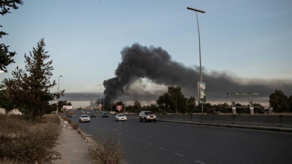 Il fumo sale dopo un attacco effettuato da combattenti fedeli a Haftar su una strada costiera nella regione di Tajura a Tripoli, in Libia