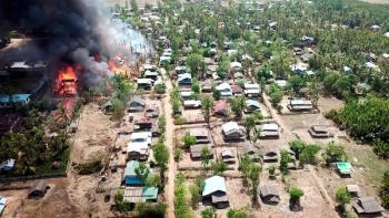 Un incendio in un villaggio nello Stato di Rakhine del Myanmar 