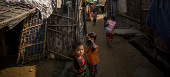Bambini che giocano in un campo di sfollati interni a Sittwe, capitale dello Stato di Rakhine