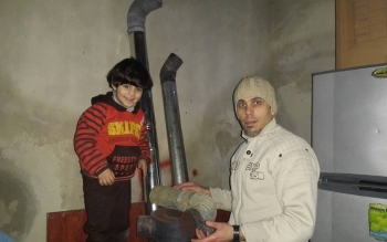 Un uomo e suo figlio cercano rifugio dai bombardamenti nel Ghouta orientale