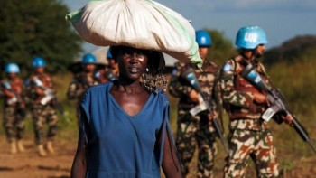 Donna sud sudanese tra i soldati della missione UNMISS