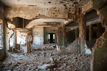 Vista interna dell&#039;ospedale abbandonato e sfregiato dai proiettili a Quneitra, in Siria