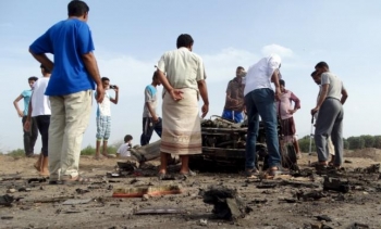  Persone radunate sul posto dell&#039;esplosione di un&#039;autobomba nella città yemenita di Aden, il 5 gennaio 2016. 