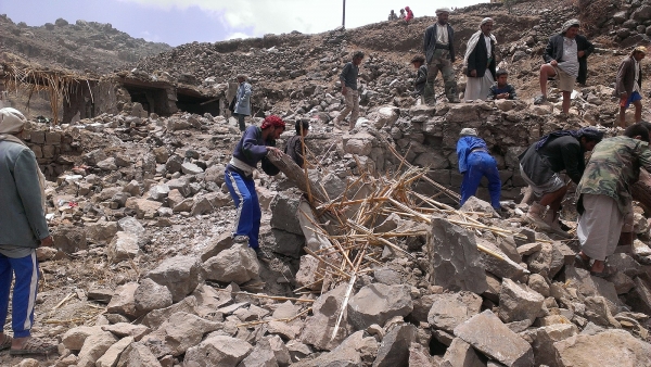 Civilians after the bombing of Hajar Aukaish (Yemen), 2015