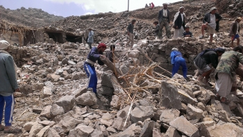 Civilians after the bombing of Hajar Aukaish (Yemen), 2015