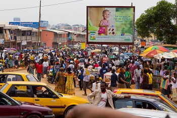 Un mercato affollato a Yaoundè, Camerun 