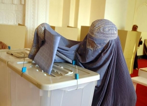 Una donna afghana indossa il burqa mentre vota a Kabul
