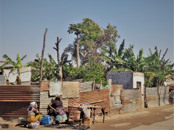 Due venditori ambulanti a Maputo, capitale del Mozambico