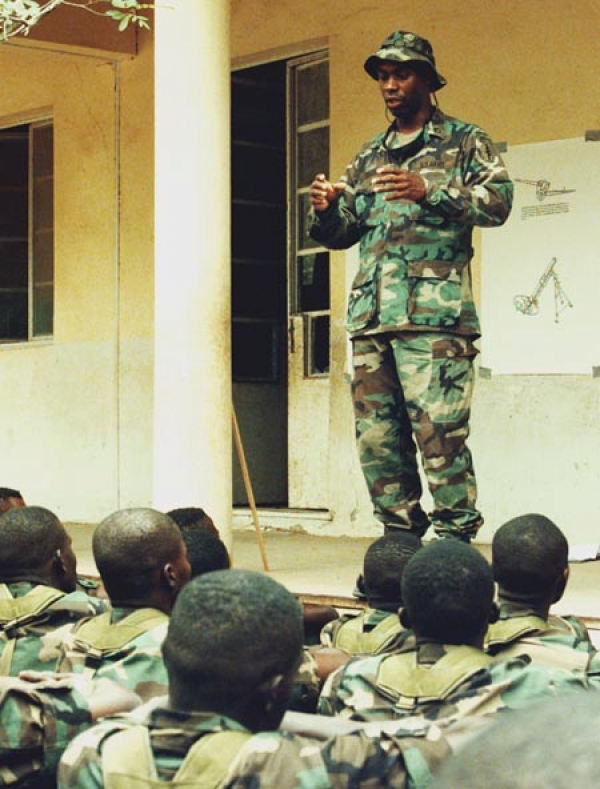 Soldier training Senegalese peacekeepers 