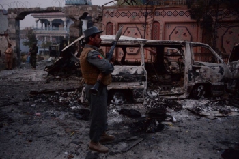 Lo scheletro del furgone esploso dai terroristi davanti all’ufficio di Save the Children a Jalalabad.