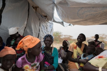 Donne e bambini Sud-Sudanese sfollati in struttura sanitaria IOM a Kandak