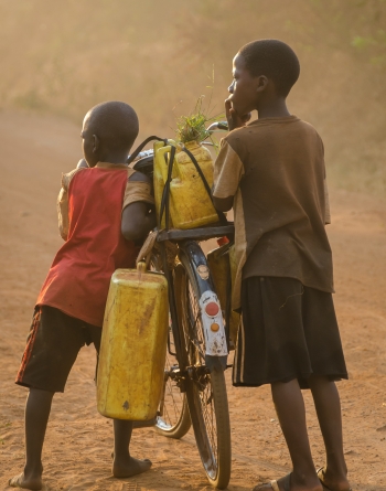Due bambini portano l’acqua
