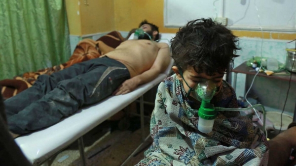  Dei civili ricevono assistenza medica a seguito di un sospetto attacco chimico in Siria a marzo 2018.
