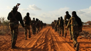 Le milizie del gruppo armato Al-Shabaab marciano lungo la strada