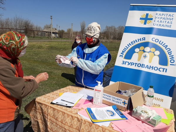 Staff of Caritas Ukraine providing assistance to the population during the pandemic