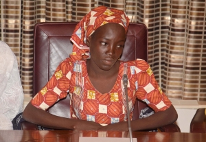 Amina Ali,una delle ragazze salvate dopo il rapimento nella scuola di Chibok, siede a un incontro con il Presidente nigeriano Muhammadu Buhari nel palazzo presidenziale di Abuja, Nigeria