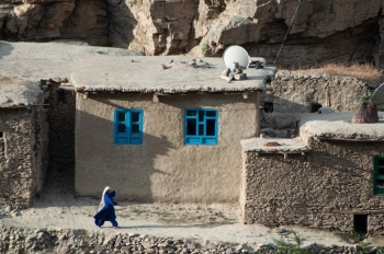 Una donna afghana nel villaggio di Badakhshan 