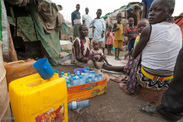 Le persone preparano la raccolta dell&#039;acqua nel campo profughi, Juba, Sud Sudan