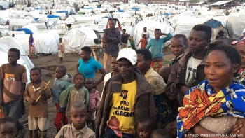 Children and Ituri residents in an IDP camp