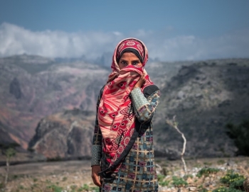 Giovane ragazza yemenita nel territorio di Socotra