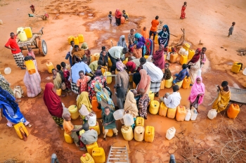 Rifugiati somali nel campo di Dadaab in fila per l&#039;acqua