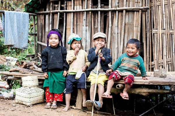 Bambini birmani nel villaggio di Kanpetlet 
