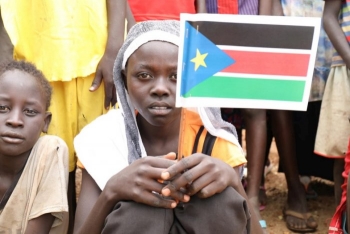 Ragazze sudanesi all’esterno del campo di accoglienza profughi di Doro 