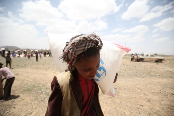 Ragazzo yemenita che riceve aiuti alimentari