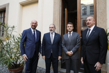 l presidente del Consiglio dell&#039;UE Charles Michel, il primo ministro armeno Nikol Pashinyan, il presidente francese Emmanuel Macron e il presidente azero Ilham Aliyev il 6 ottobre 2022 a Praga 