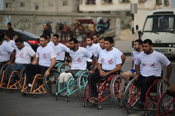 Un gruppo di uomini con disabilità riunito a Gaza 