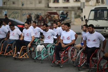 Un gruppo di uomini con disabilità riunito a Gaza 