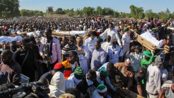 Gli abitanti di Koshobe partecipano al funerale dei contadini uccisi 