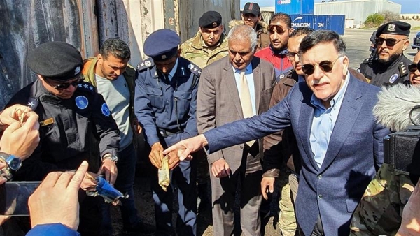 Fayez al-Sarraj, il Primo ministro libico del governo riconosciuto dalle Nazioni Unite, visita il porto di Tripoli dopo l’attacco. 