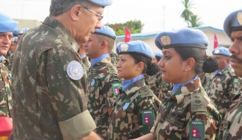 Stretta di mano tra il Comandante della MONUSCO e una donna appartenente alle forze di pace nepalesi 