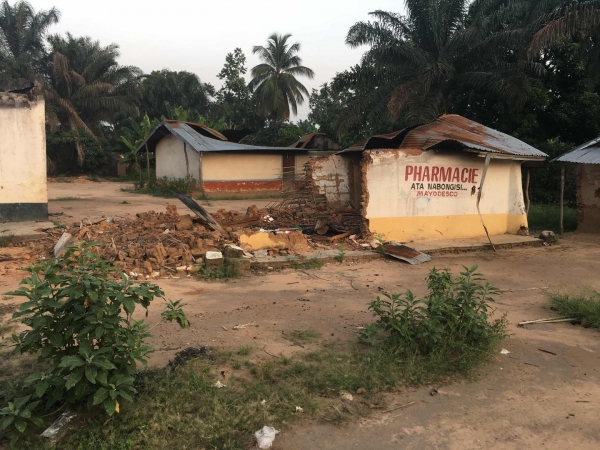 Un edificio distrutto nella città di Yumbi, RDC, 2019