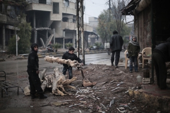 Due ragazzi raccolgono legna per il fuoco a Kafar Batna, un villagio rurale vicino Damasco