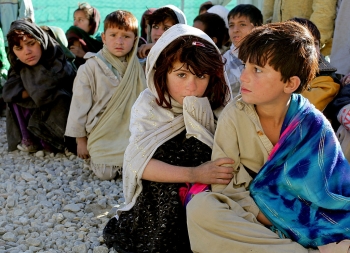 Bambini afghani in attesa di cibo, Camp Clark, Khowst province, Afghanistan 