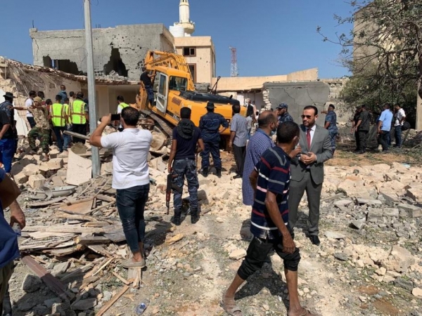 Ricerca dei sopravvissuti all’attacco aereo nel quartiere di al-Fernaj a Tripoli